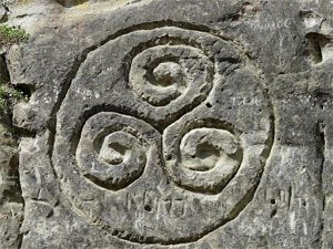 trisquel celta en piedra