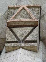 alfa y omega gravado en templo sagrada familia de Gaudí