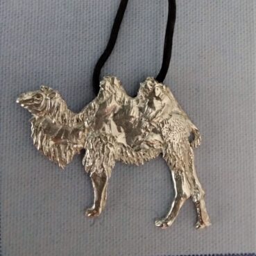 camello colgante de plata