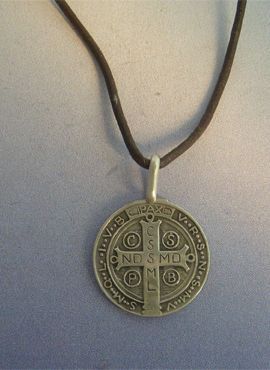 medalla de San Benito de plata de ley