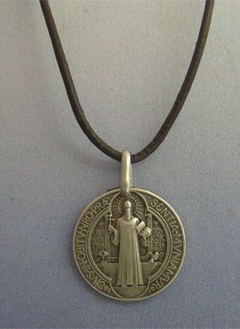 medalla de San Benito de plata de ley