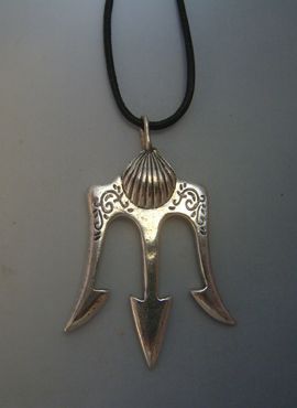 colgante tridente Neptuno o Poseidón, en plata con cordón de piel