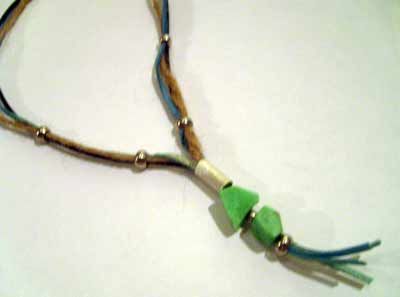 Collar crisoprasa mágica, con plata, cuero azul y esparto.