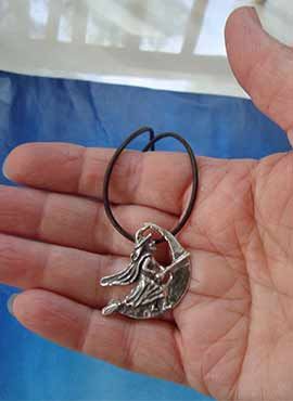 colgante bruja voladora lunar de plata