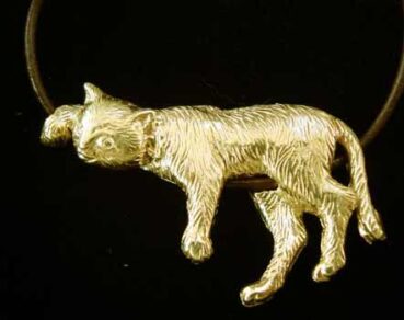 colgante gato de oro