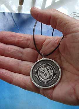gran medalla símbolo Om padme hum plata