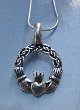 colgante claddagh amuleto de amor irlandés