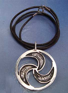 colgante del trisquel gallego de lambrica celta