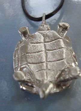 buda y tortuga amuleto budista de plata